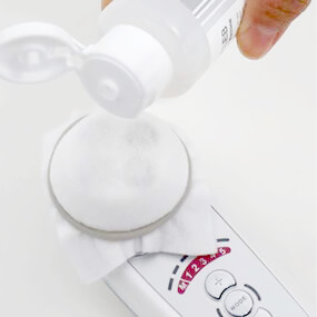 使用したい美容液をつける
